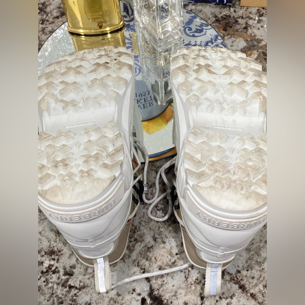 ❌SOLD❌Burberry Tennis Shoes - Picture 8 of 9
